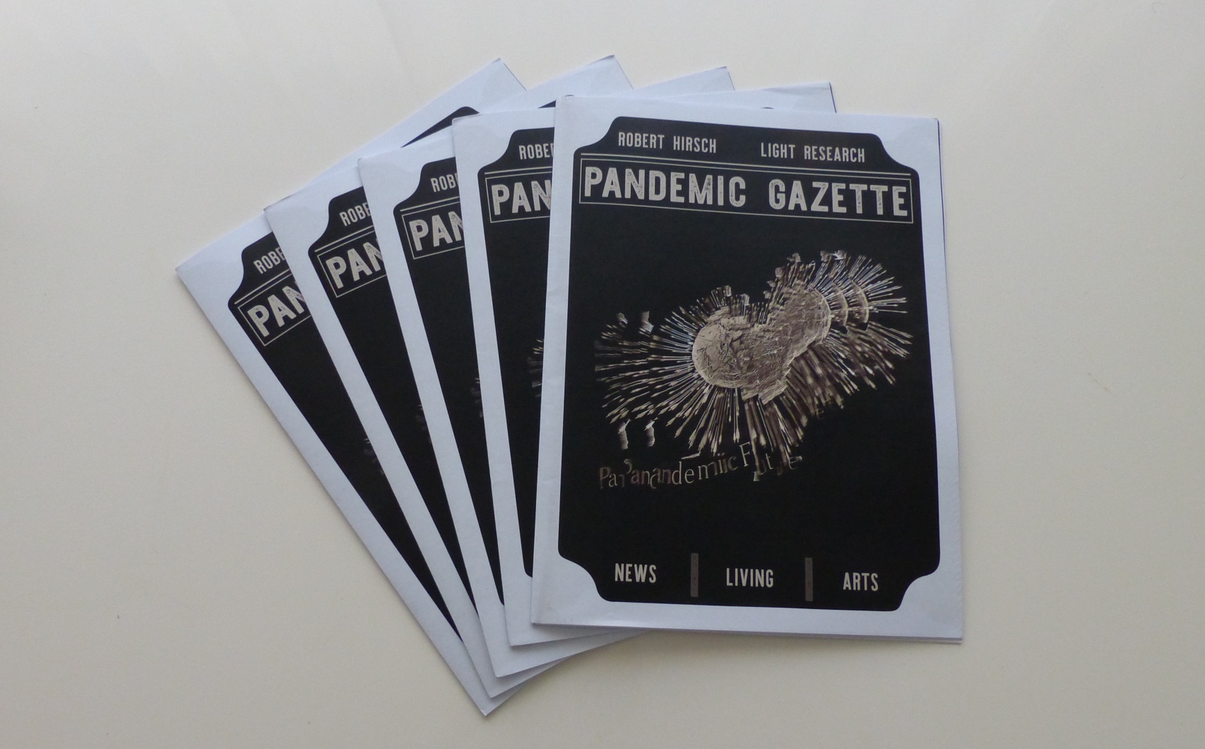 Fünf Exemplare der Pandemic Gatette von Robert Hirsch